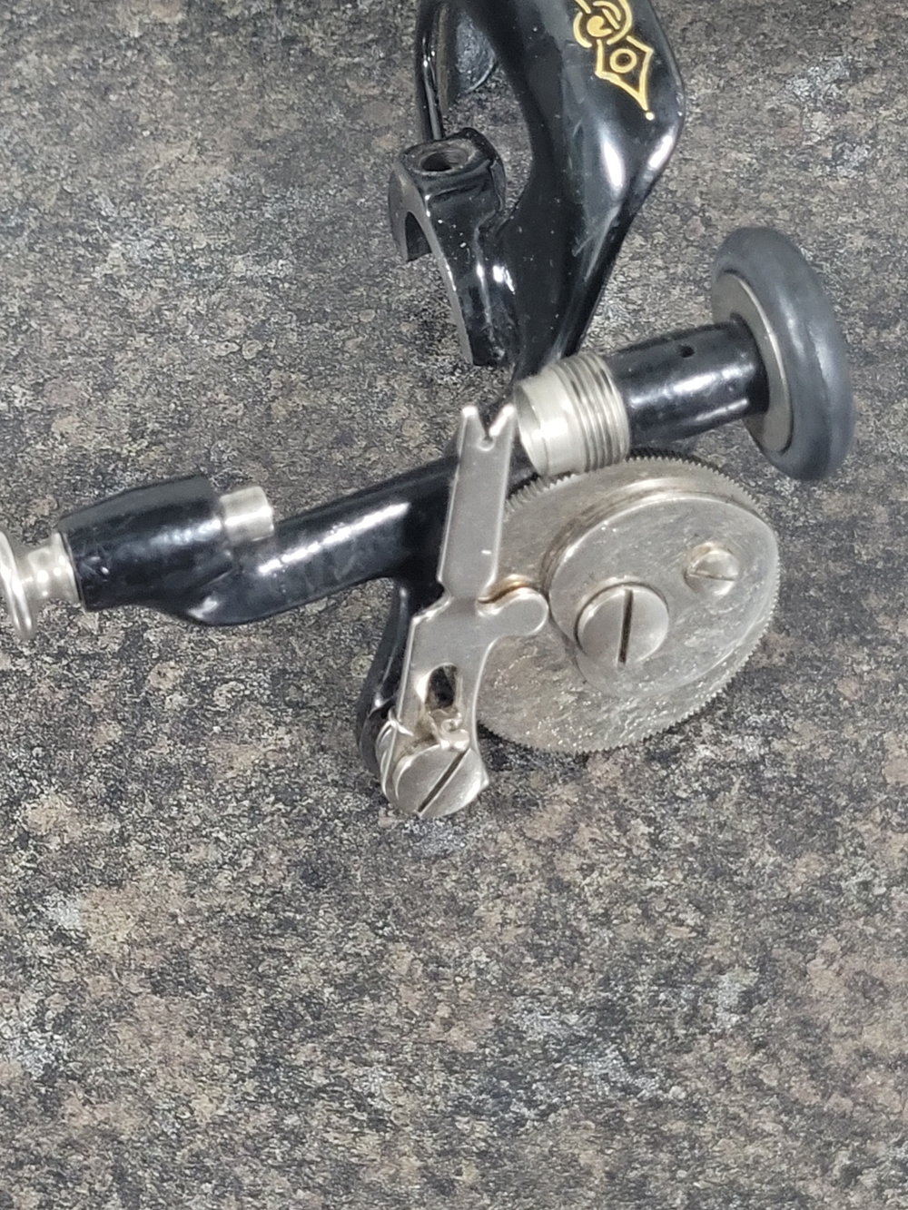 Singer Sewing Machine Model 128 Shuttle Bobbin Winder - Picture 2 of 6